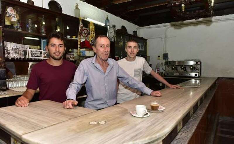  Ronald Ramírez, con sus hijos Ronald y Mario el día de su adiós al bar/C7.