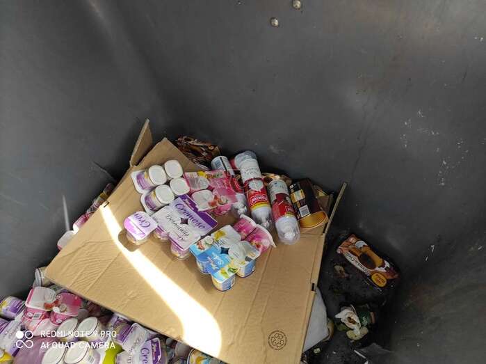 Gran cantidad de productos lácteos en uno de los contenedores de basura de La Barranquera (Foto TA)