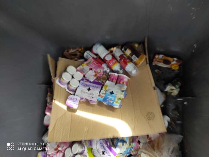 Yogures tirados en un contenedor próximo al supermercado Spar La Barranquera/TA.