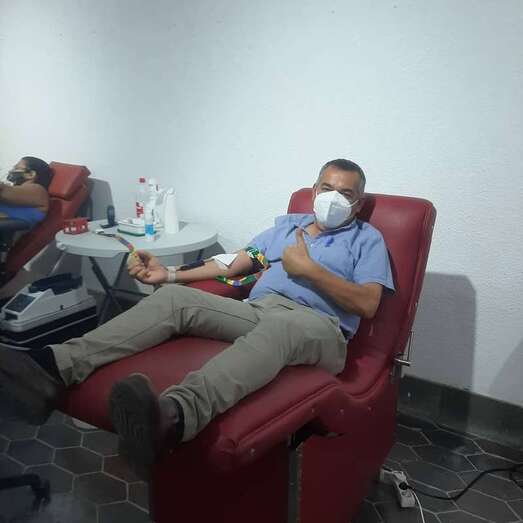 El concejal Álvaro Monzón donando sangre días atrás/TA.