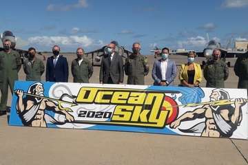 El alcalde de Telde visita Gando para conocer los entrenamientos del Ocean Sky 2020/TA