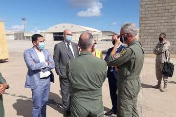 El alcalde de Telde visita Gando para conocer los entrenamientos del Ocean Sky 2020/TA