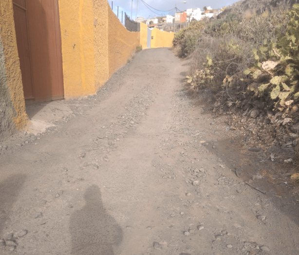 La calle La Lombarda tiene zonas en las que el asfalto ha desaparecido (Foto TA)