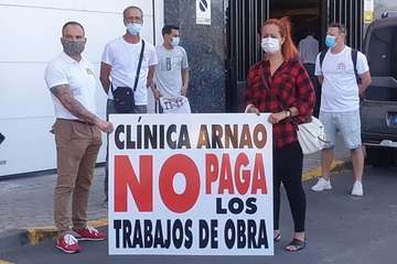 Protesta pacífica de trabajadores delante de la Clínica Arnao para exigir el pago de sus salarios/TA