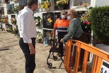 La pandemia merma la visita de familiares a los cementerios de Telde para rendir homenaje a sus difuntos/TA.