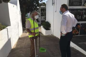 La pandemia merma la visita de familiares a los cementerios de Telde para rendir homenaje a sus difuntos/TA.