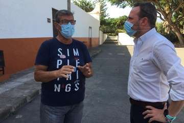 La pandemia merma la visita de familiares a los cementerios de Telde para rendir homenaje a sus difuntos/TA.