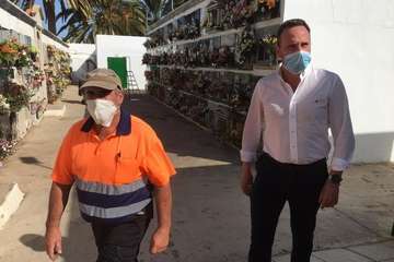 La pandemia merma la visita de familiares a los cementerios de Telde para rendir homenaje a sus difuntos/TA.