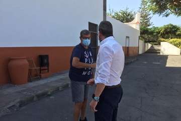 La pandemia merma la visita de familiares a los cementerios de Telde para rendir homenaje a sus difuntos/TA.