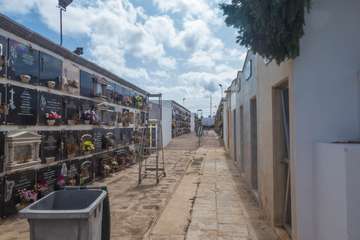 La pandemia merma la visita de familiares a los cementerios de Telde para rendir homenaje a sus difuntos/TA.