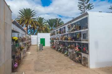 La pandemia merma la visita de familiares a los cementerios de Telde para rendir homenaje a sus difuntos/TA.