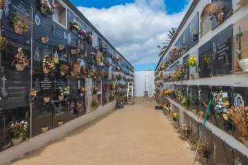 La pandemia merma la visita de familiares a los cementerios de Telde para rendir homenaje a sus difuntos/TA.