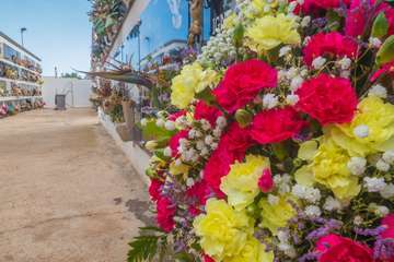 La pandemia merma la visita de familiares a los cementerios de Telde para rendir homenaje a sus difuntos/TA.