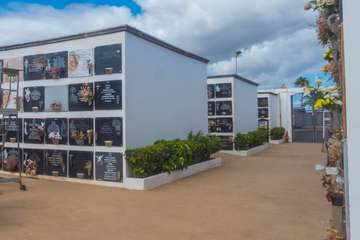 La pandemia merma la visita de familiares a los cementerios de Telde para rendir homenaje a sus difuntos/TA.