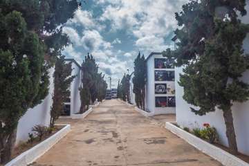 La pandemia merma la visita de familiares a los cementerios de Telde para rendir homenaje a sus difuntos/TA.