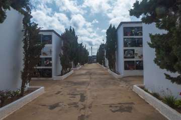 La pandemia merma la visita de familiares a los cementerios de Telde para rendir homenaje a sus difuntos/TA.