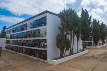 La pandemia merma la visita de familiares a los cementerios de Telde para rendir homenaje a sus difuntos/TA.