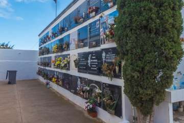 La pandemia merma la visita de familiares a los cementerios de Telde para rendir homenaje a sus difuntos/TA.