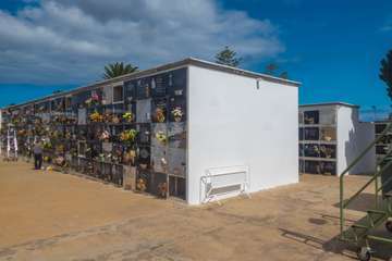 La pandemia merma la visita de familiares a los cementerios de Telde para rendir homenaje a sus difuntos/TA.