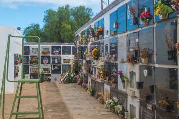 La pandemia merma la visita de familiares a los cementerios de Telde para rendir homenaje a sus difuntos/TA.