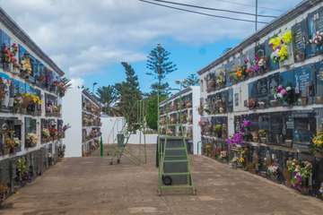 La pandemia merma la visita de familiares a los cementerios de Telde para rendir homenaje a sus difuntos/TA.