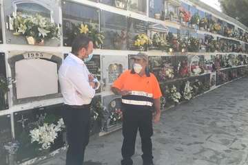 La pandemia merma la visita de familiares a los cementerios de Telde para rendir homenaje a sus difuntos/TA.