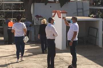 La pandemia merma la visita de familiares a los cementerios de Telde para rendir homenaje a sus difuntos/TA.