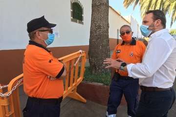 La pandemia merma la visita de familiares a los cementerios de Telde para rendir homenaje a sus difuntos/TA.