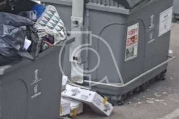 Caserones Altos denuncia el vertido de cajas de pollo que chorrean sangre en contenedores de basura/TA.