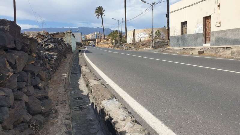 El Callejón del Castillo, una vía sin acera (Foto TA)