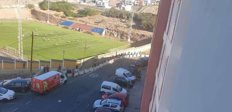 El público se congrega cada fin de semanas en los exteriores del campo de fútbol de Melenara (Foto TA)