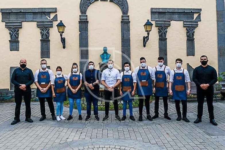 Los jóvenes empresarios con su equipo de trabajadores, en la terraza de El Casino, ayer domingo/TA.