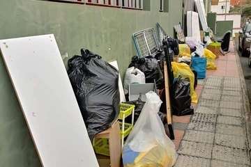 Una familia de Caserones Altos, en la calle con sus enseres tras ser desalojada por Visocan/TA.