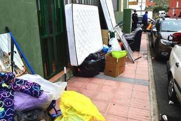 Una familia de Caserones Altos, en la calle con sus enseres tras ser desalojada por Visocan/CA.
