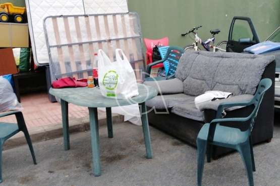 Una familia de Caserones Altos, en la calle con sus enseres tras ser desalojada por Visocan/TA.