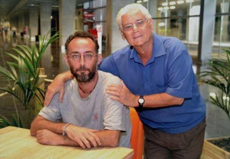 El periodista José Naranjo, en una imagen de archivo junto a su padre/TA.