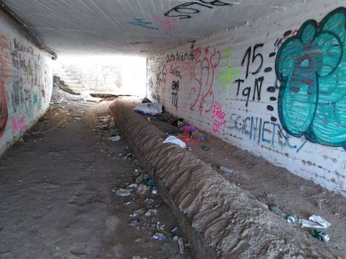 La basura se acumula en el interior de este pequeño paso subterráneo (Foto TA)