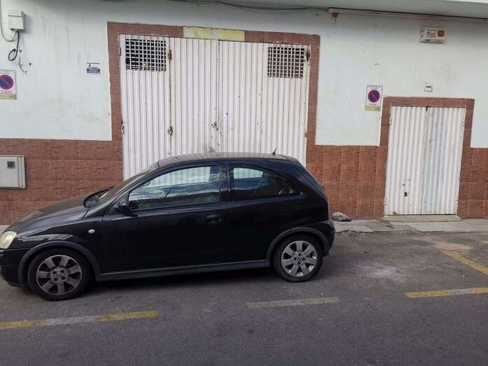 Coche aparcado en el vado de un almacén/TA.