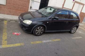Coche aparcado en el vado de un almacén en una calle del casco de Jinámar/TA.