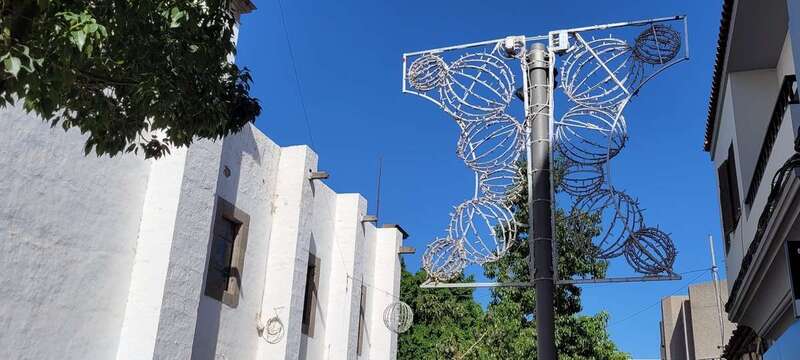Decoración navideña en una lampara de Los Llanos, junto a la iglesia parroquial/Jesús Ruiz Mesa.