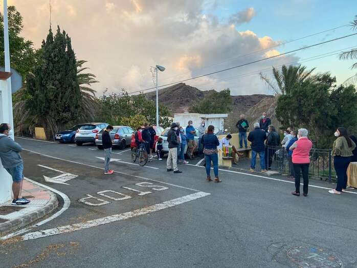 Los vecinos de Piletillas, reunidos en asamblea (Foto TA)
