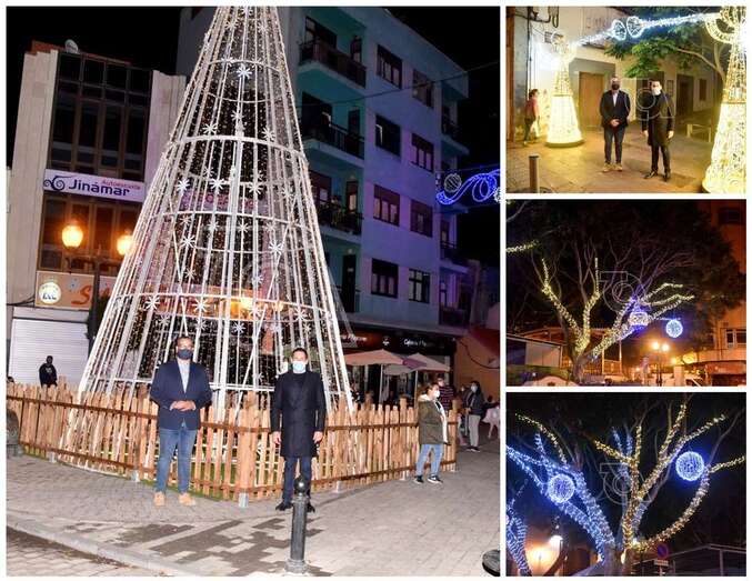 Elementos decorativos navideños iluminados en el entorno de la plaza de Los Llanos/TA.