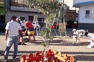 Vecinos de Clavellinas engalanan la Plaza de Los Pinos con motivos navideños/TA.