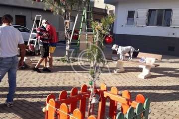 Vecinos de Clavellinas engalanan la Plaza de Los Pinos con motivos navideños/TA.