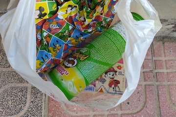  Abandono de una bolsa con comida en una calle de Los Llanos de Telde/TA.