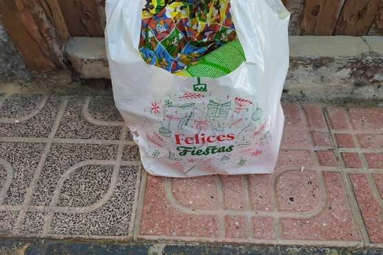  Abandono de una bolsa con comida en una calle de Los Llanos de Telde/TA.