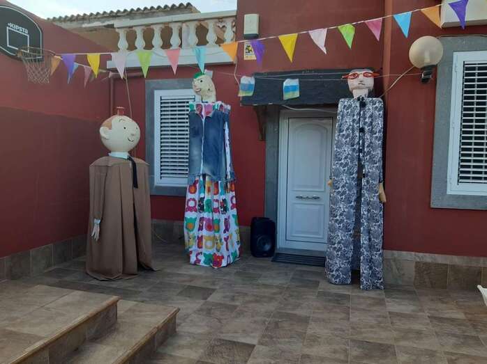 Papahuevos y banderines en Playa del Hombre por Santa Lucía (Foto TA)