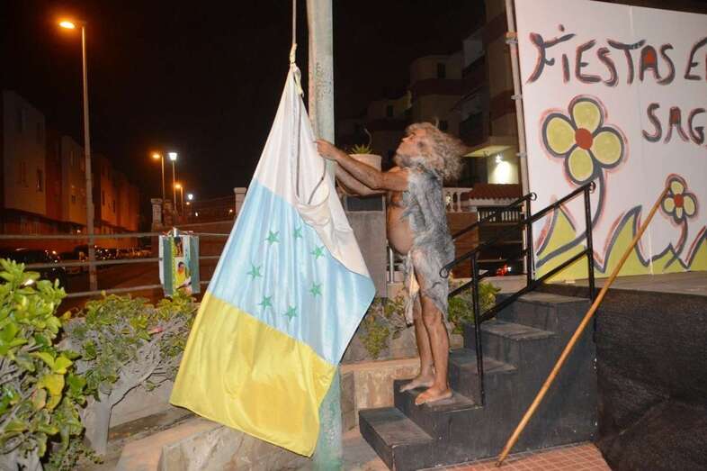 Izado de la bandera canaria de las siete estrellas verdes en La Garita, en una imagen de archivo/TA.