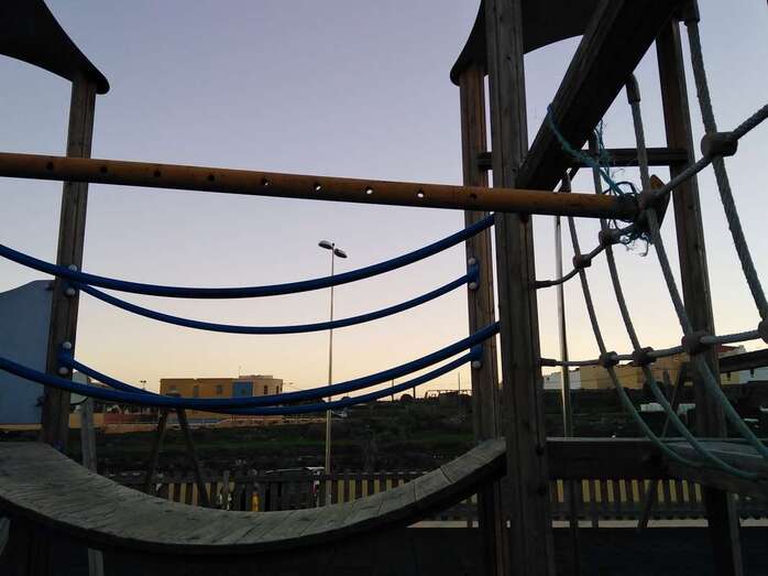 Un puntal de obra atravesado en uno de los juegos infantiles (Foto TA)