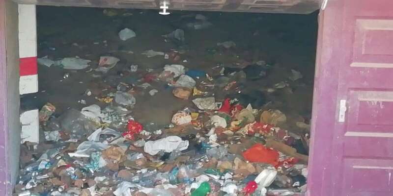 Basura acumulada en el interior del garaje del edificio/TA.